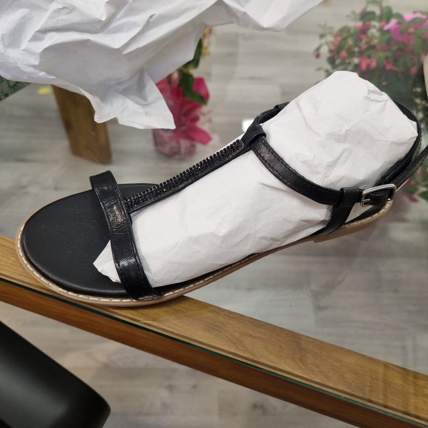 Total black leather sandal