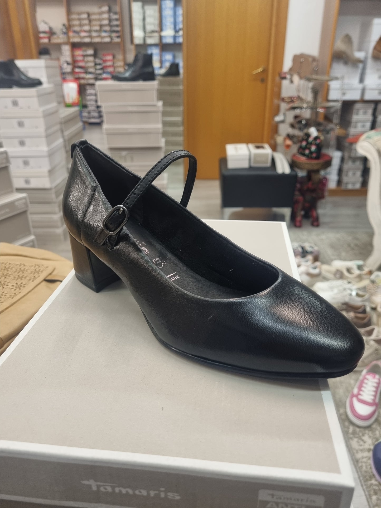 Tamaris black leather