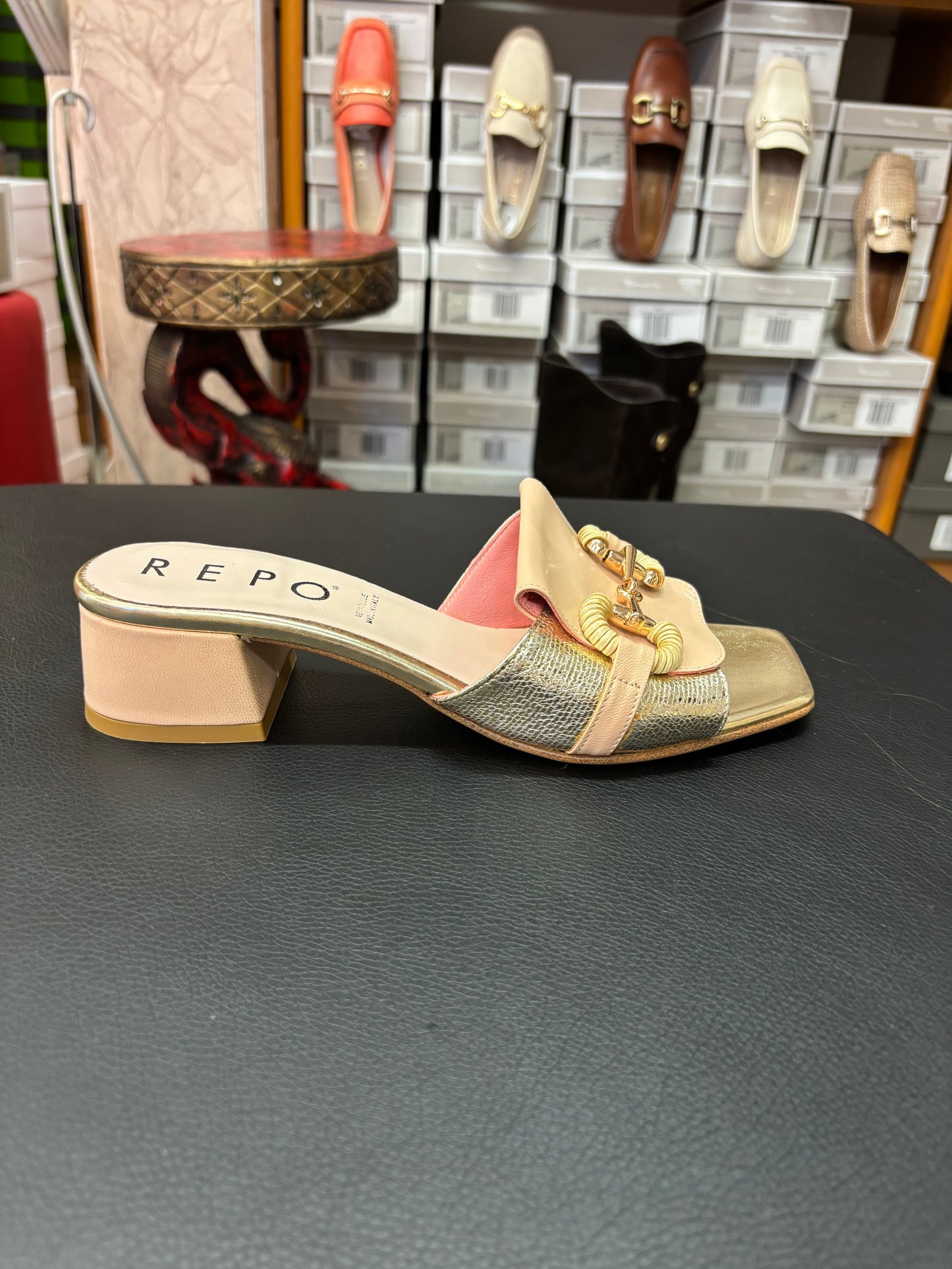 37518 beige