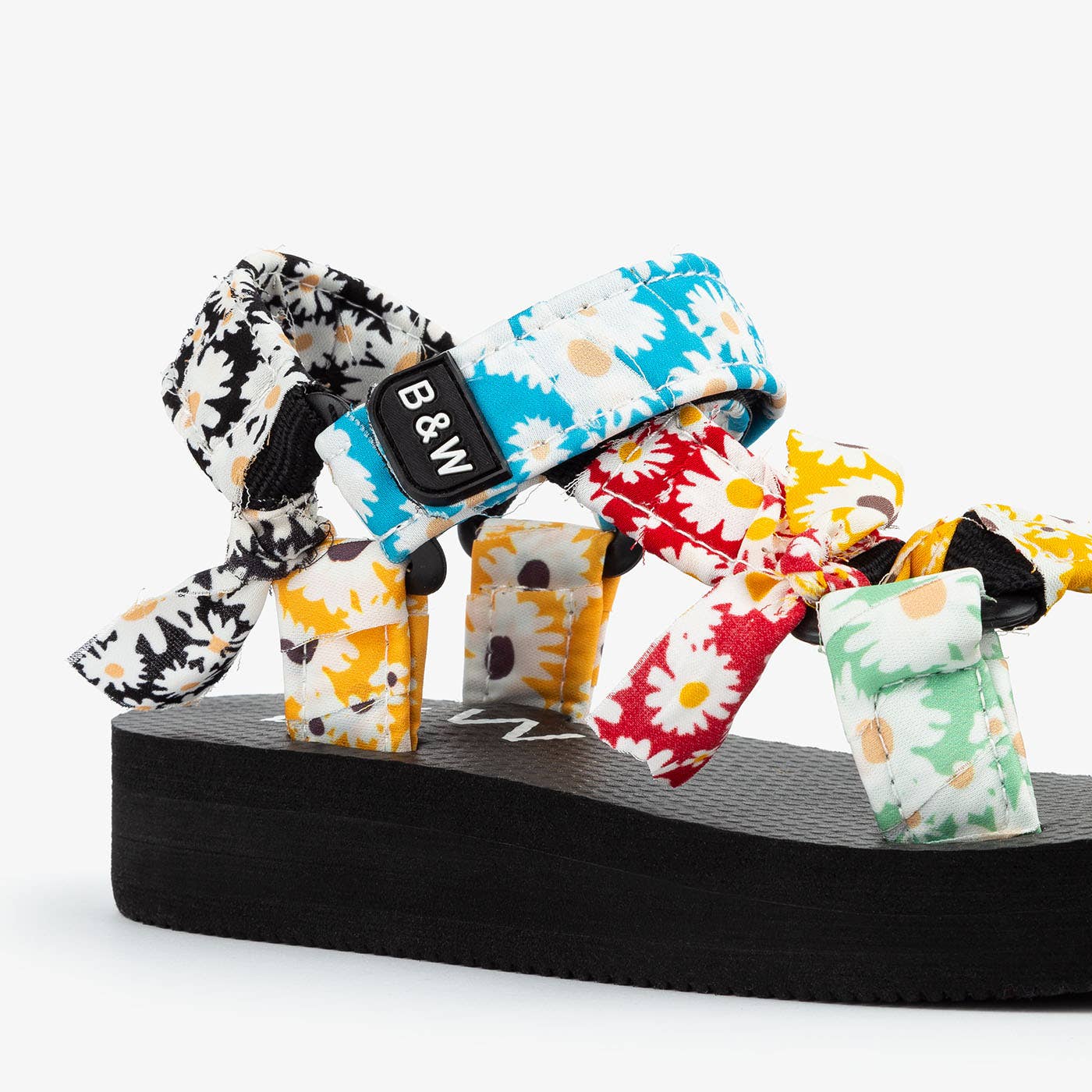 B&amp;W Girl's sporty sandals with multicolored flowers