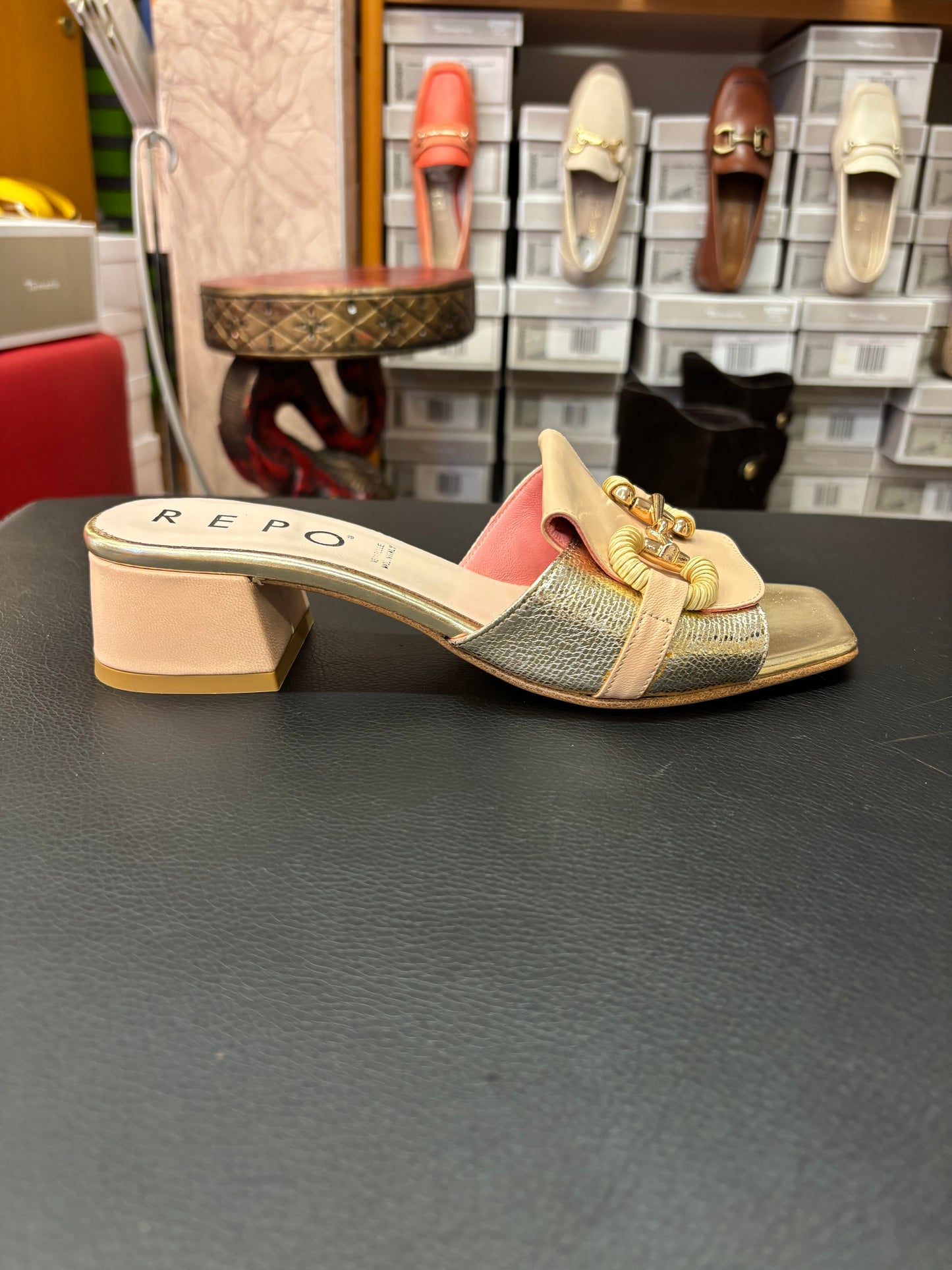 37518 beige