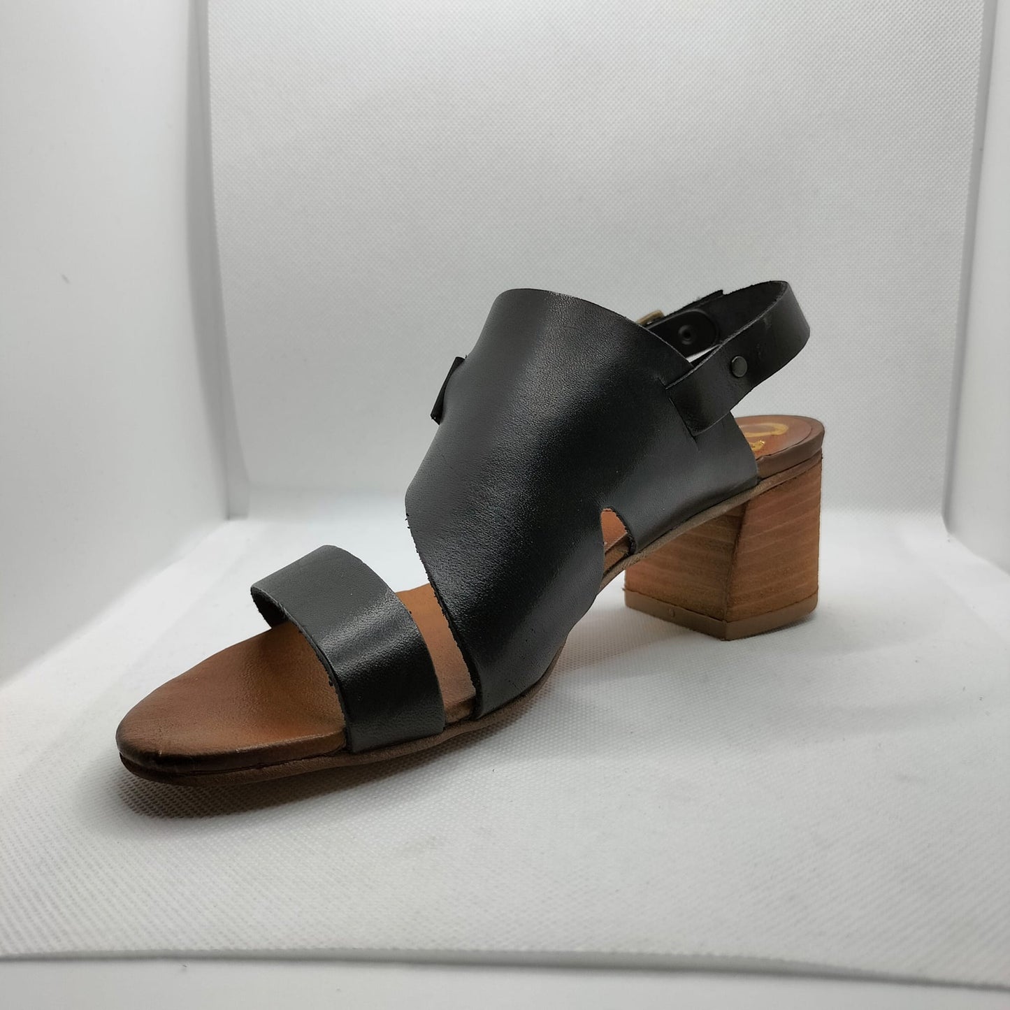 Black cowhide sandal