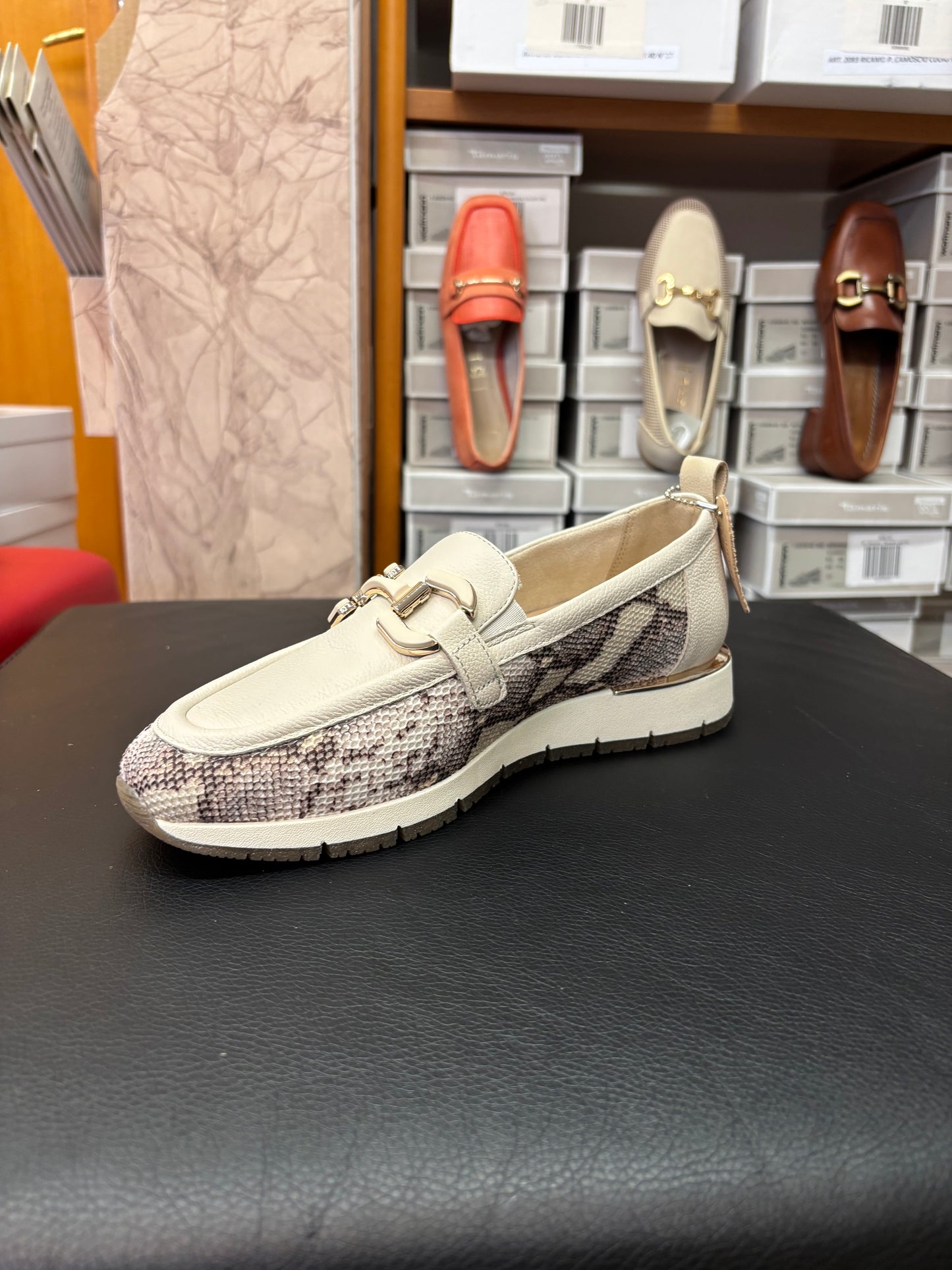 24705 beige snake