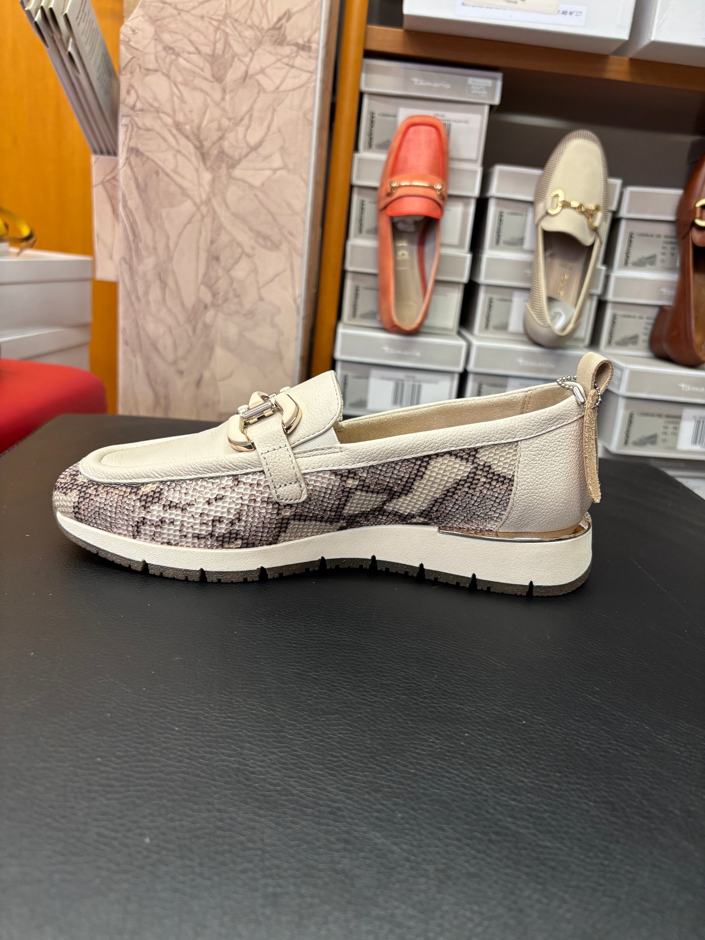 24705 beige snake