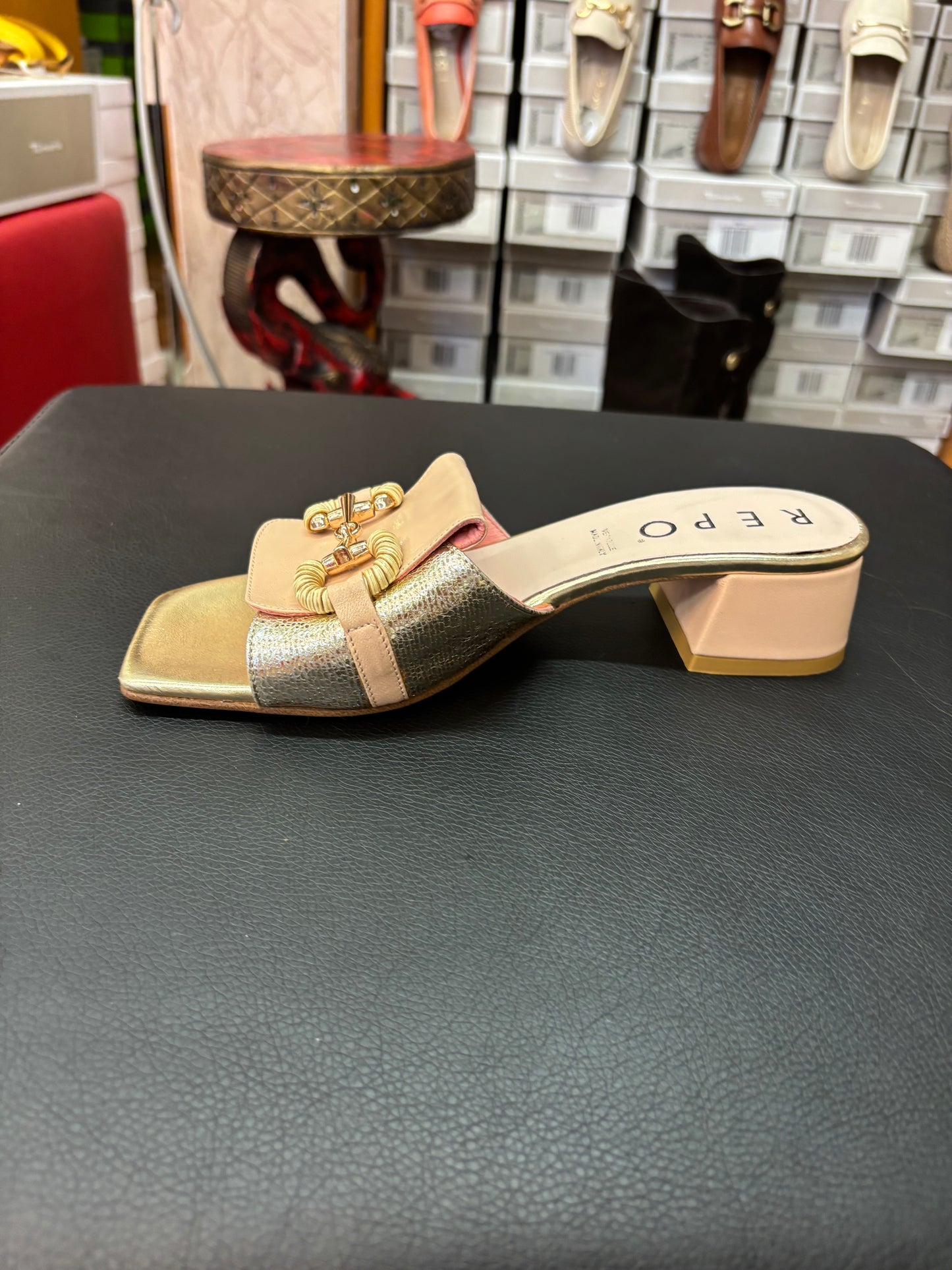 37518 beige