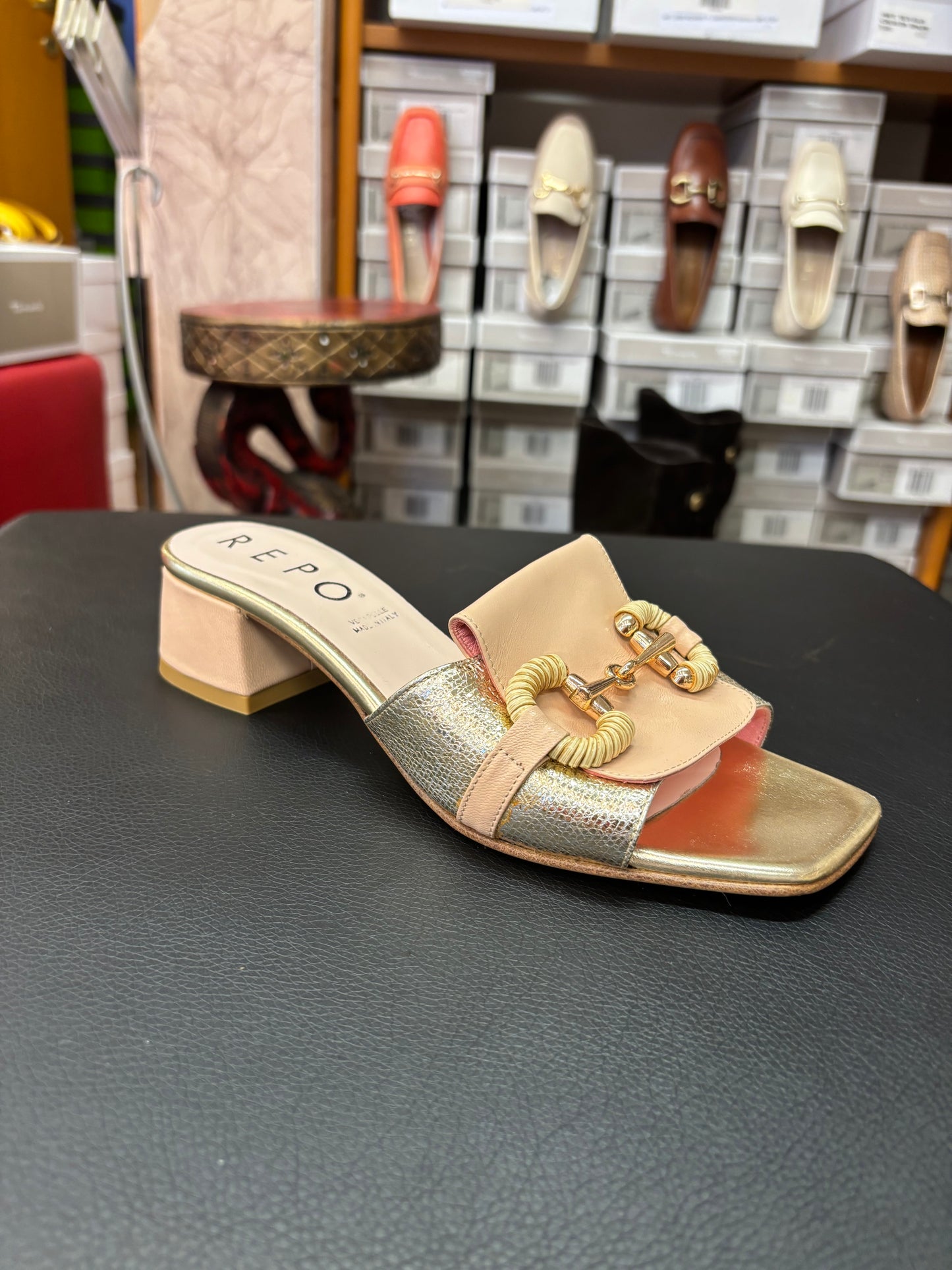 37518 beige