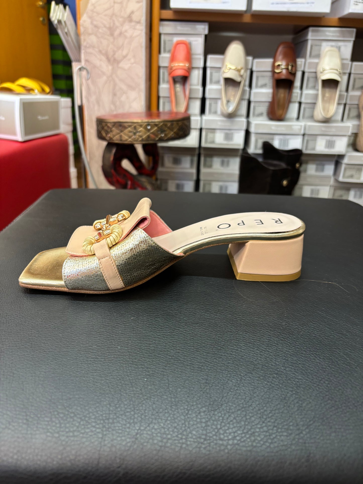 37518 beige