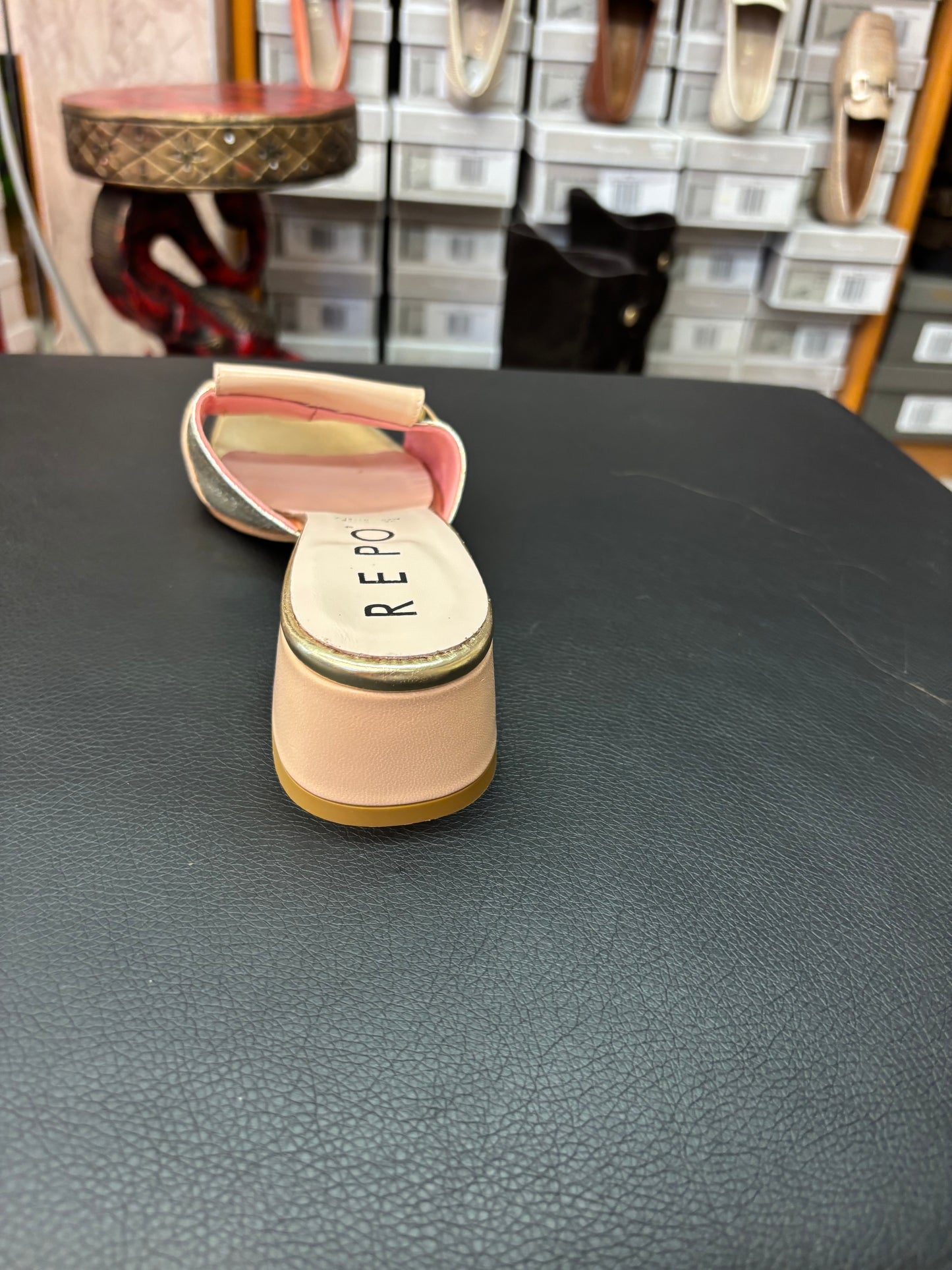 37518 beige