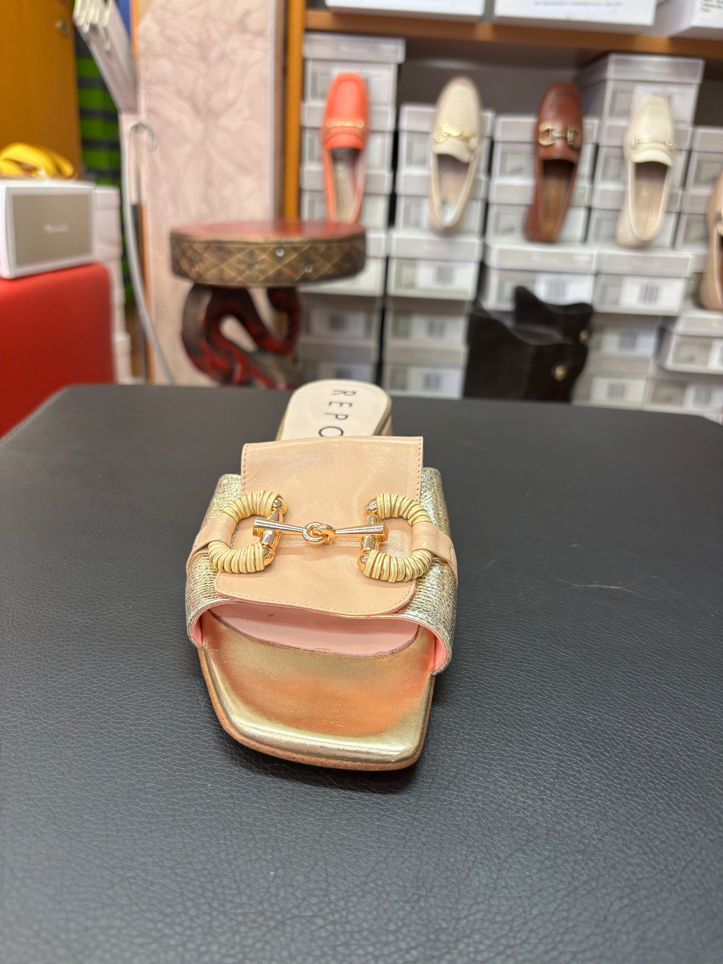 37518 beige