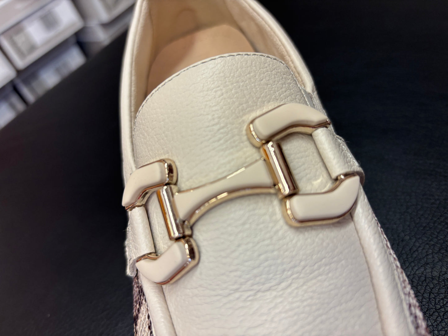24705 beige snake