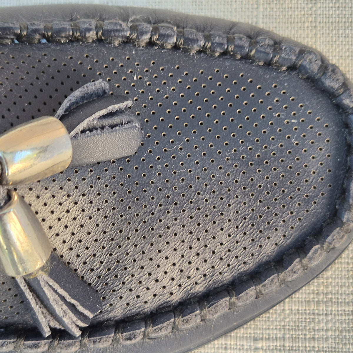 Pavani 202V mocassino in vitello blu traforato - dettaglio nappine e traforo