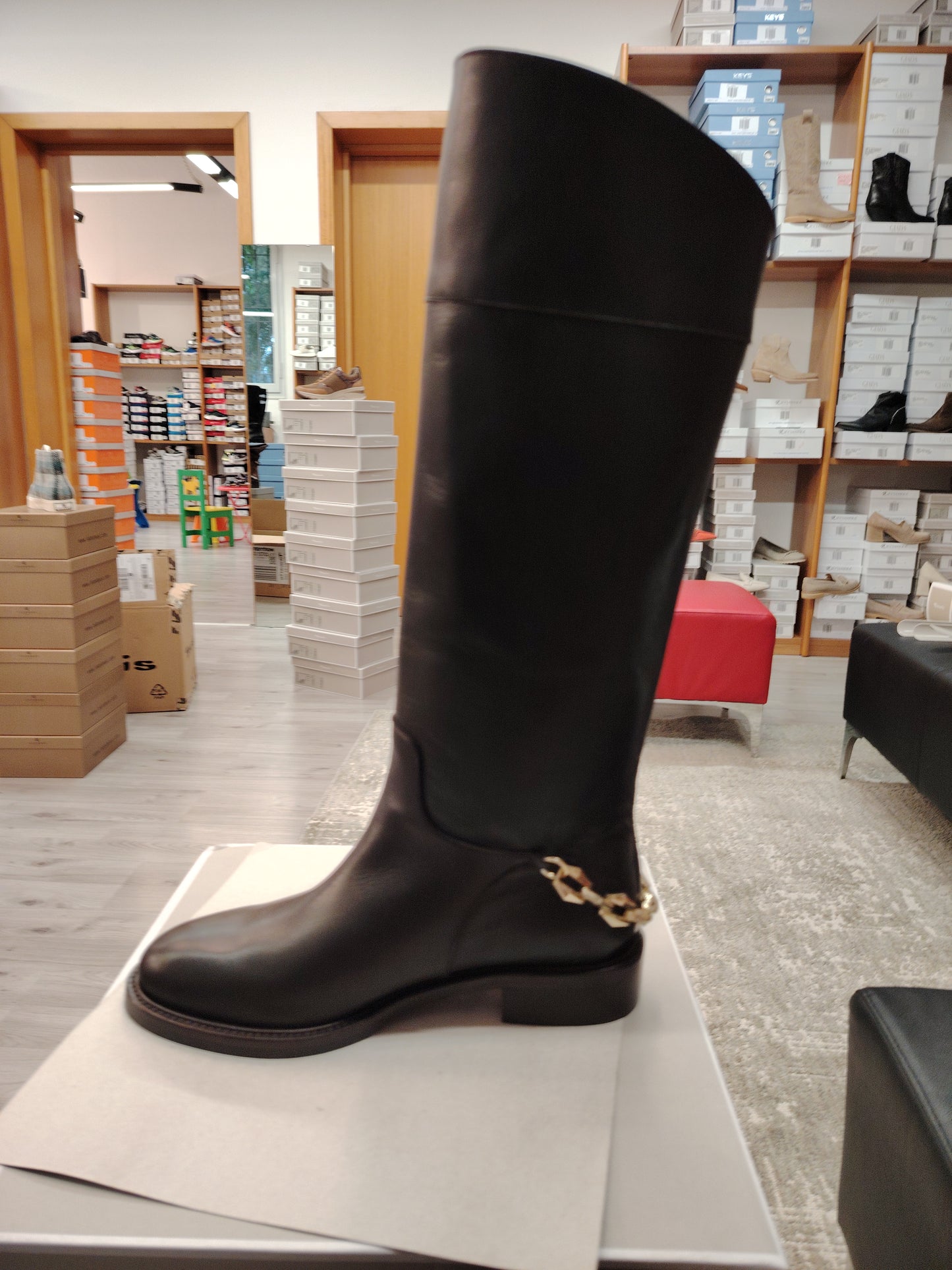 Leather boot with accessory