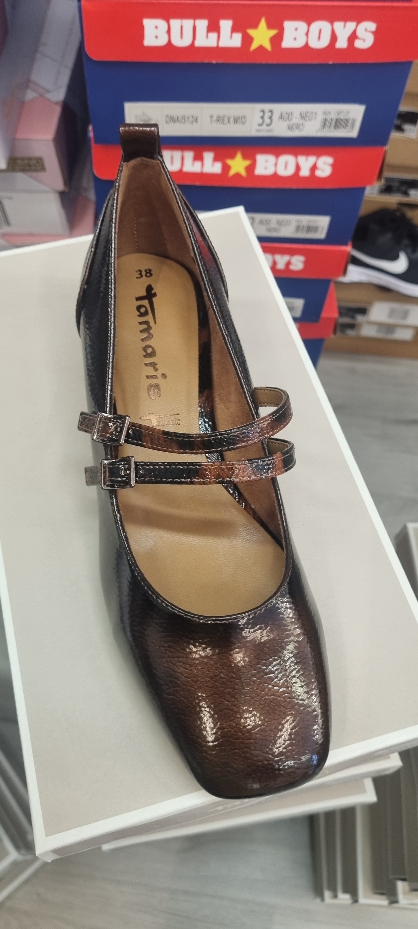 Tamaris brown