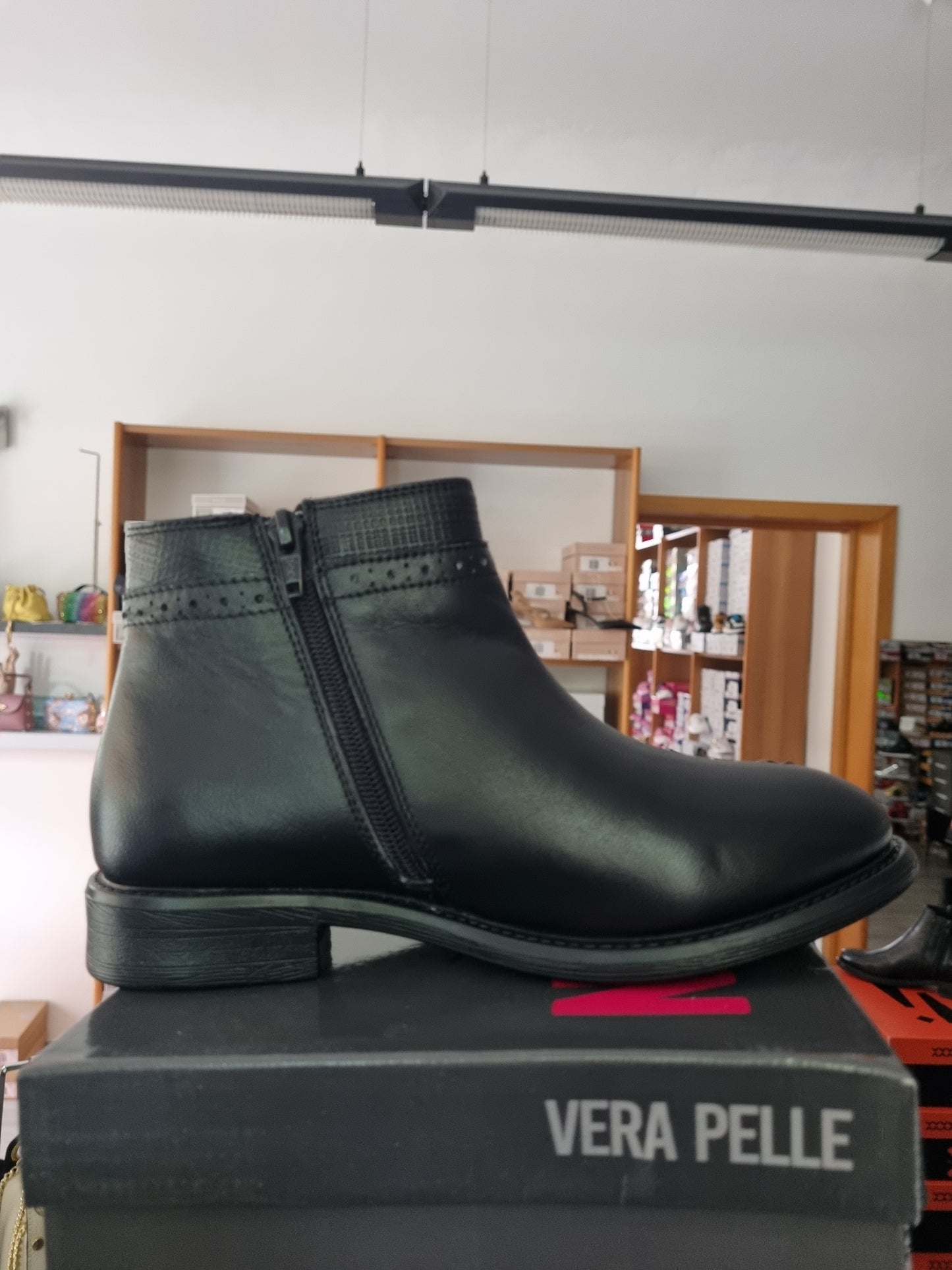 Stivaletto nakoa pelle