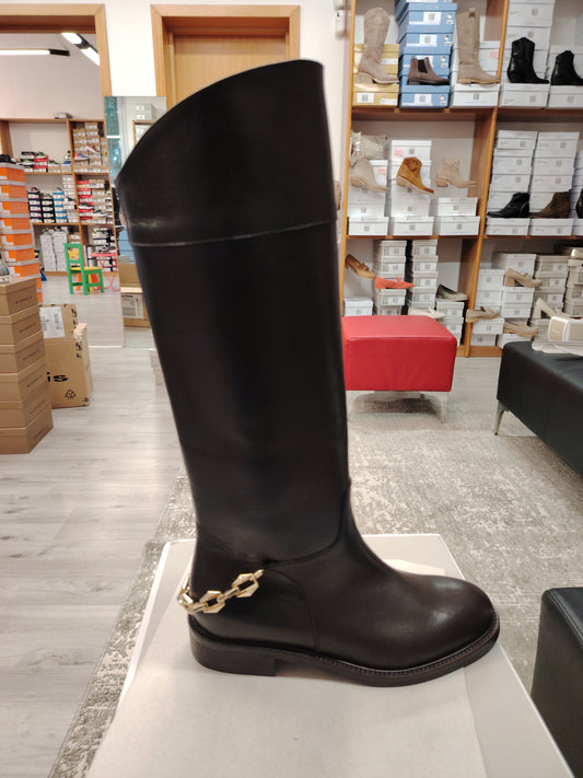 Leather boot with accessory