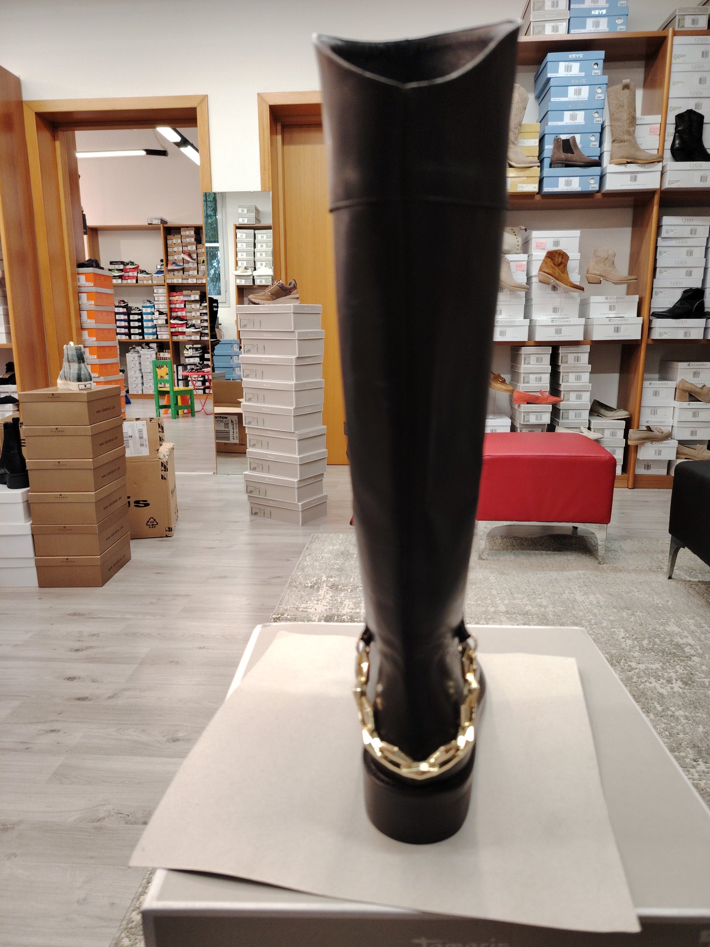 Leather boot with accessory