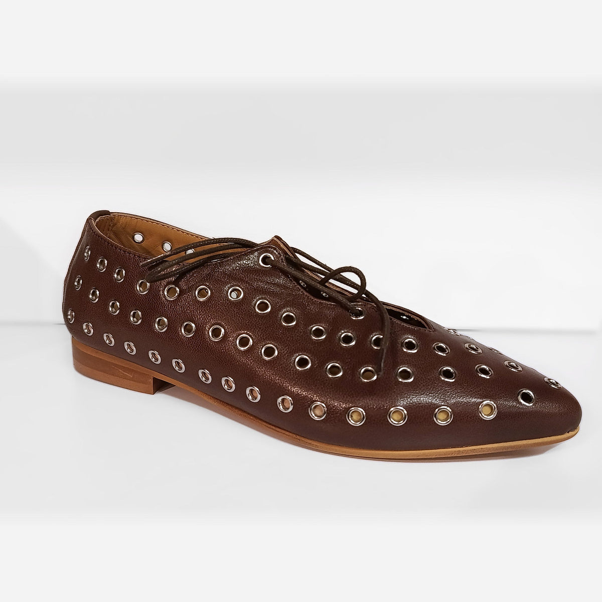 Stringata in pelle marrone con occhielli