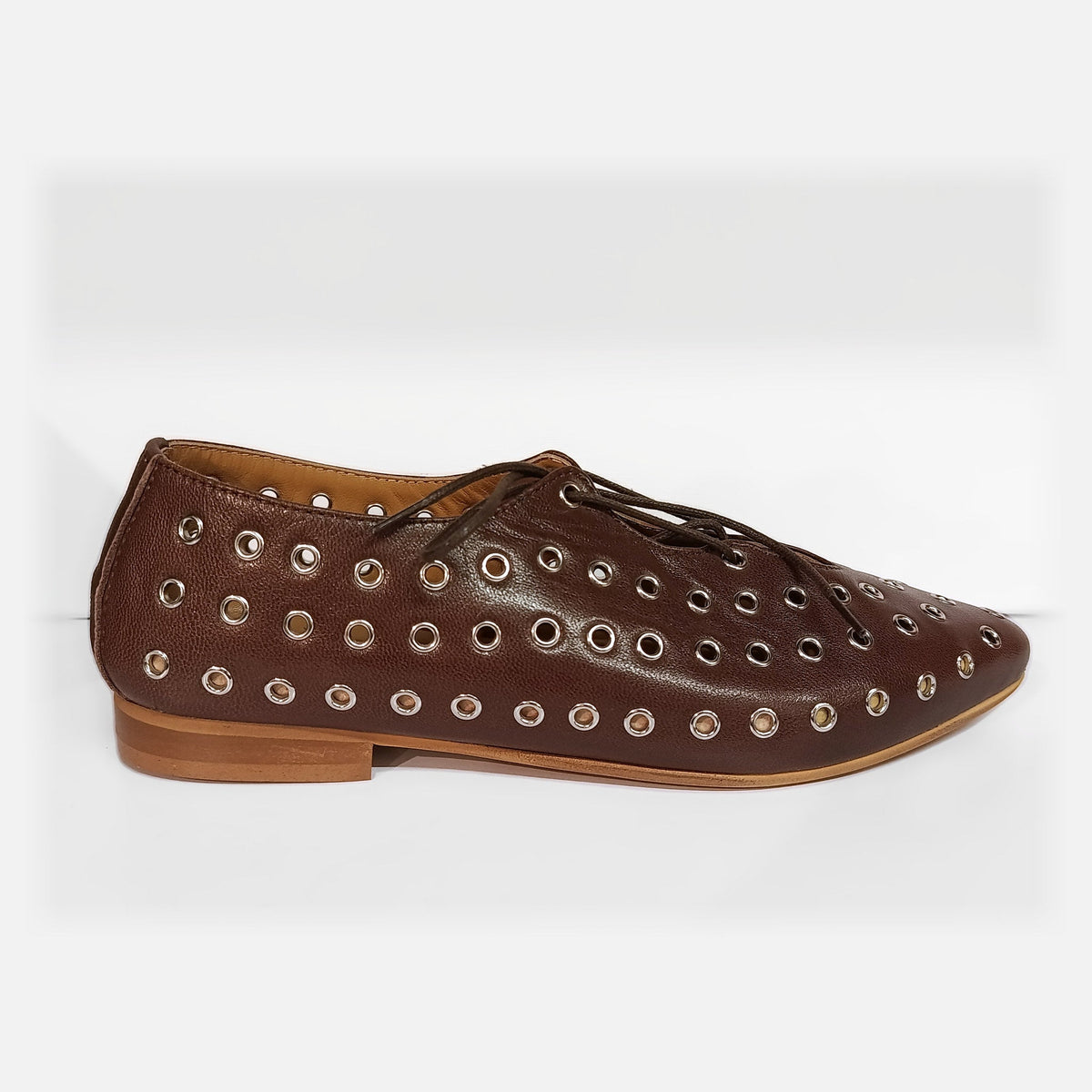 Stringata in pelle marrone con occhielli