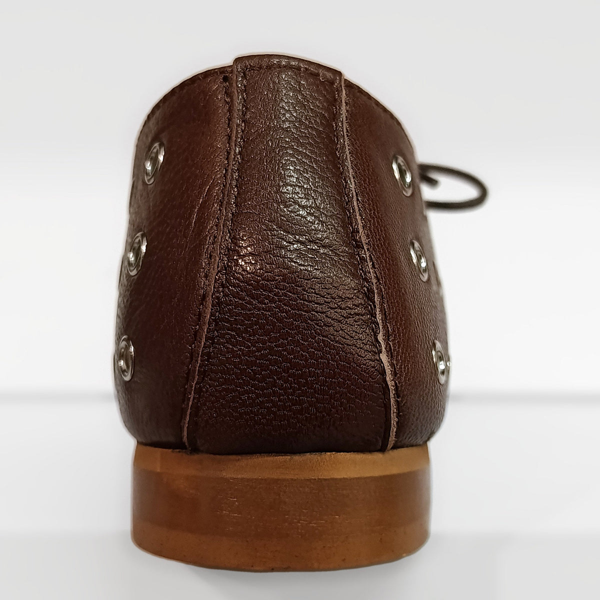 Stringata in pelle marrone con occhielli