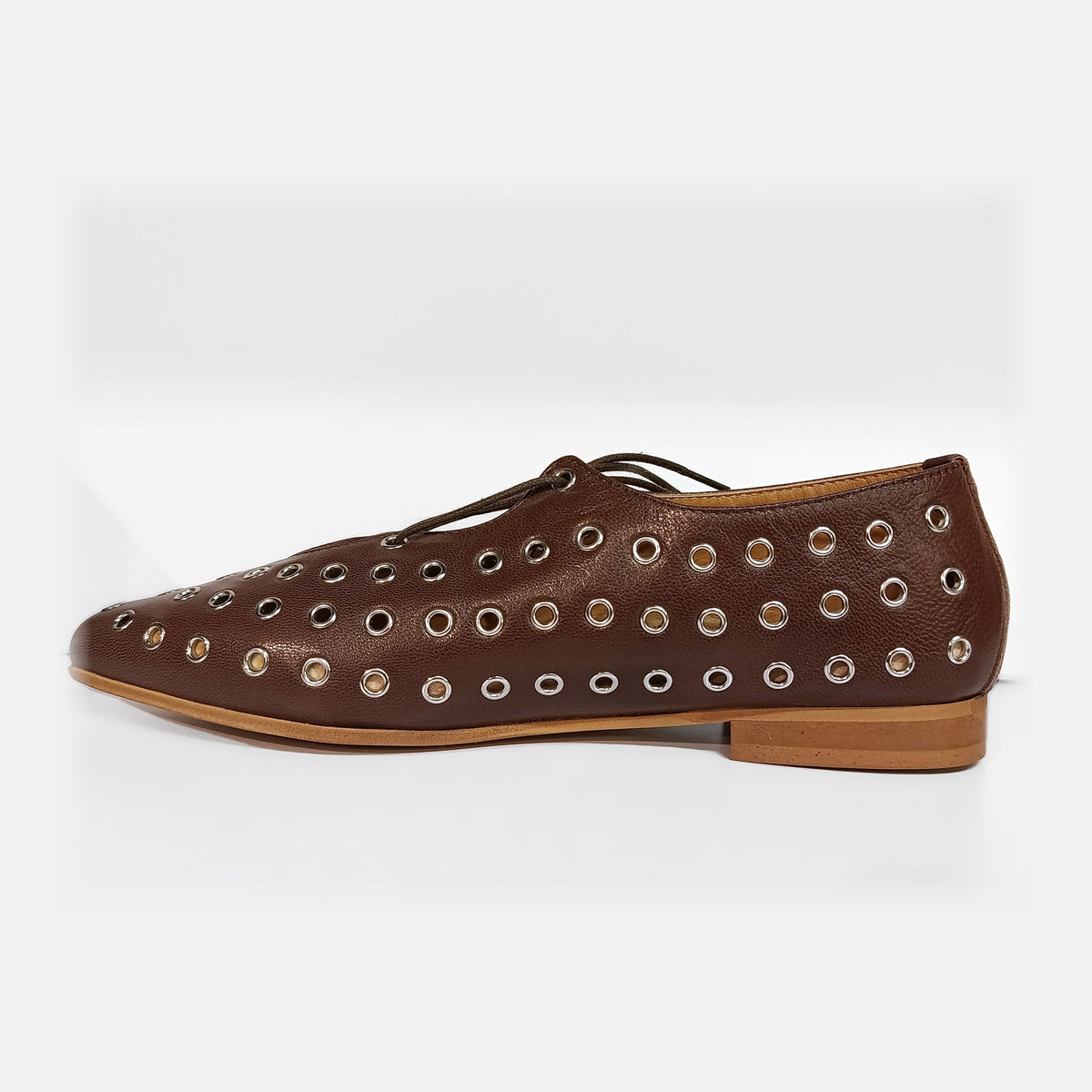 Stringata in pelle marrone con occhielli
