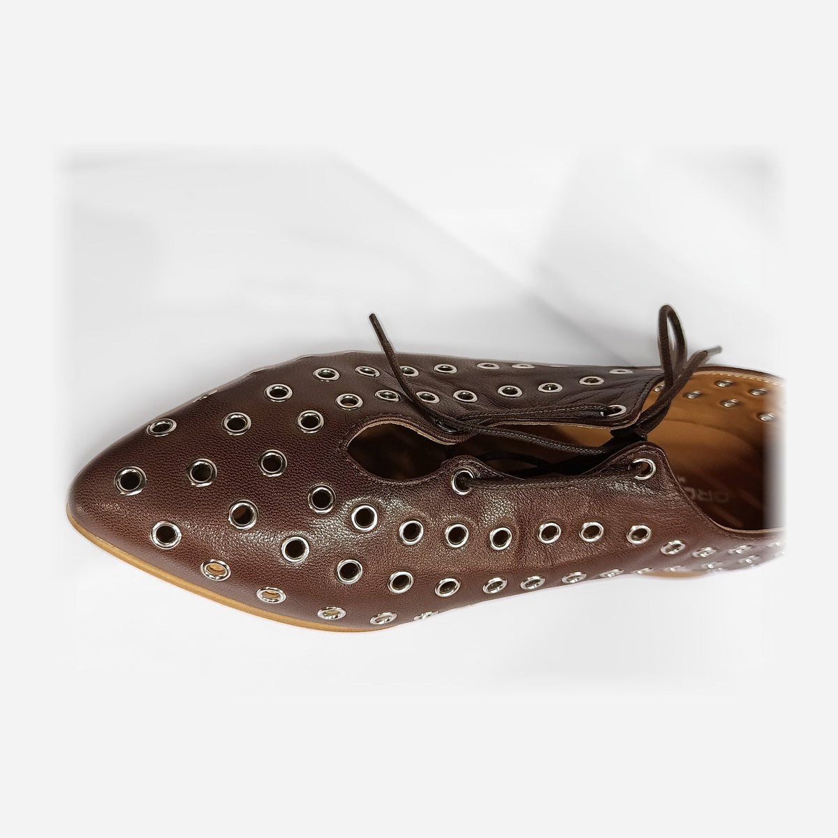 Stringata in pelle marrone con occhielli