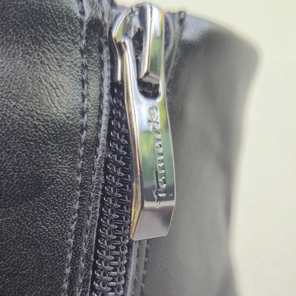 Tamaris 25384 tronchetto nero, dettaglio zip